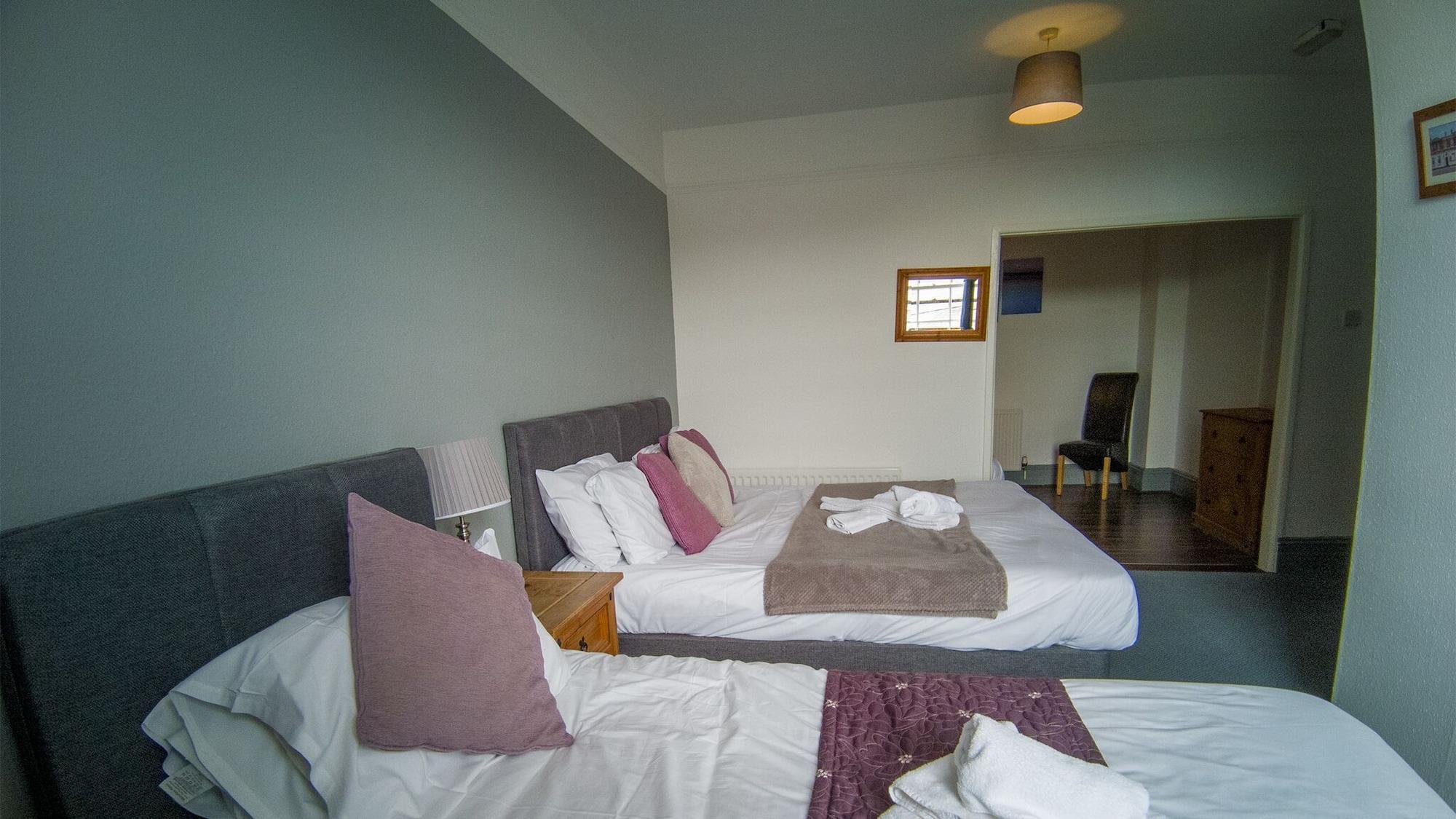 Stonehenge Inn & Shepherd'S Huts Bulford エクステリア 写真