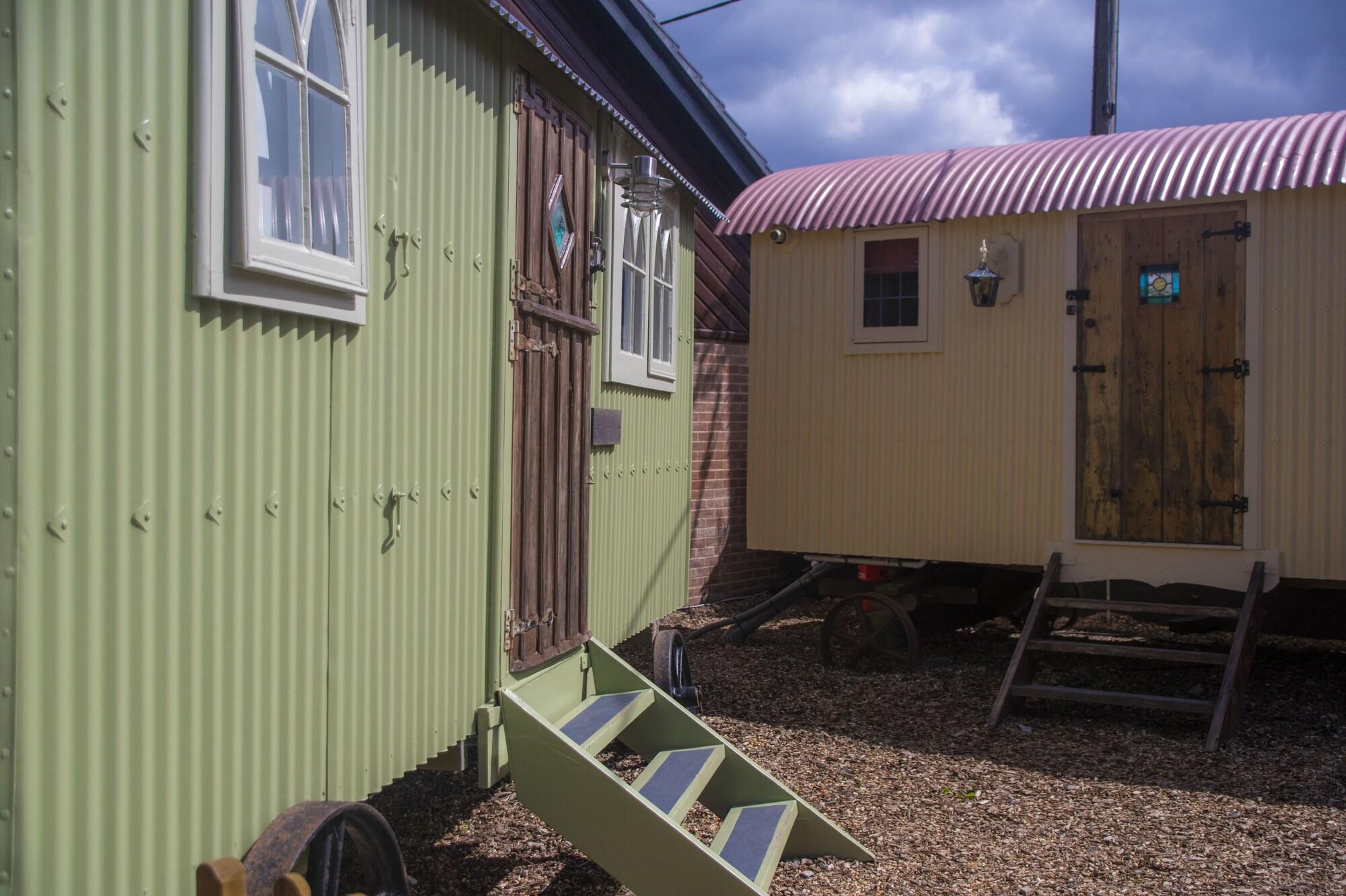 Stonehenge Inn & Shepherd'S Huts Bulford エクステリア 写真