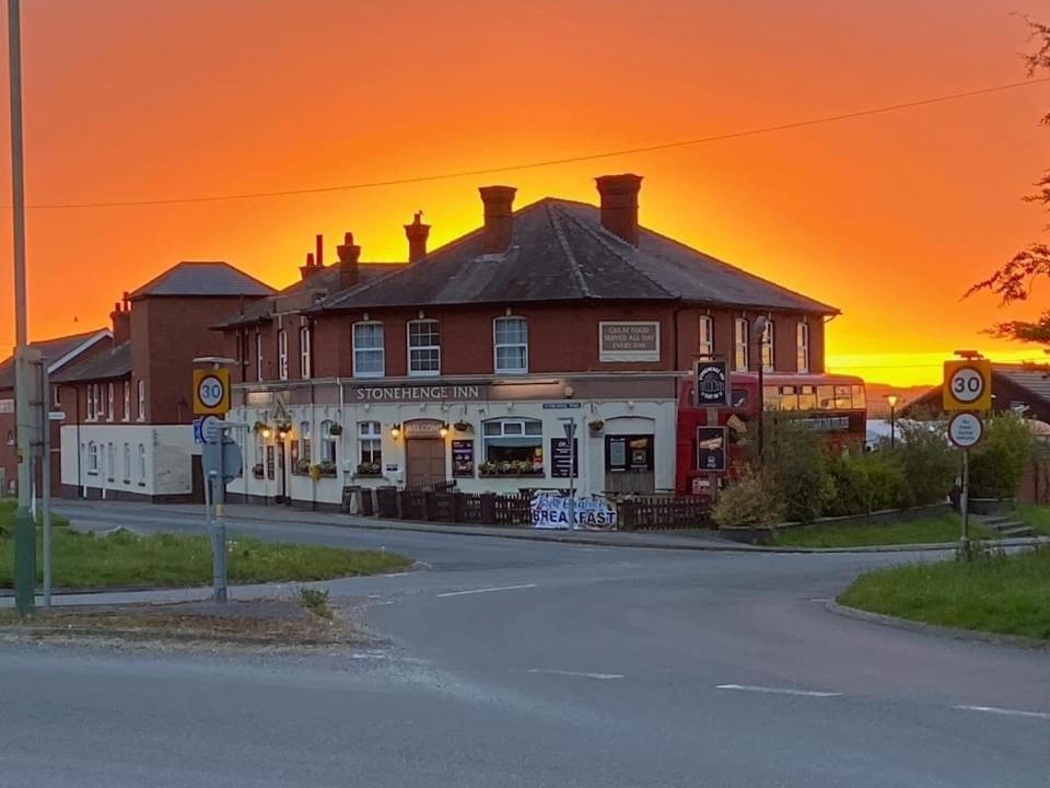 Stonehenge Inn & Shepherd'S Huts Bulford エクステリア 写真